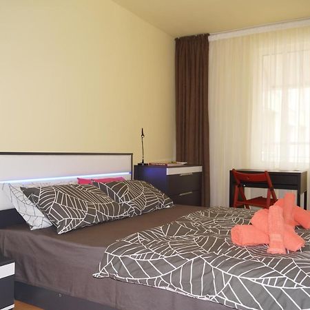 Spacious 2Bdr - Free Parking - Walk Everywhere - 300 Mbps Wifi Варна Екстериор снимка